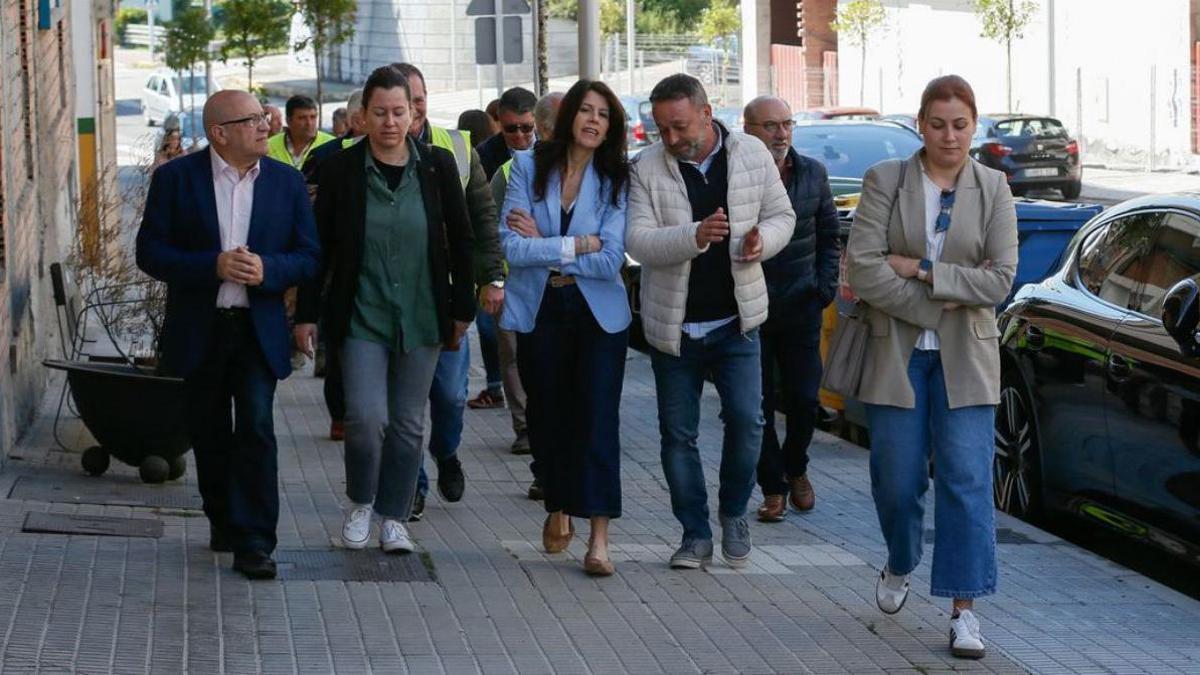La alcaldesa, Marta Valcárcel, acompaña a la conselleira, M. Allegue, ayer, en la calle Miño.