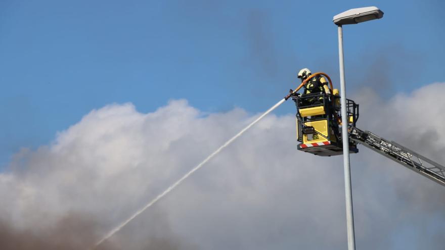 Así trabajan los bomberos para extinguir el incendio en el polígono del Águila Negra: "Las condiciones de trabajo son muy duras, hemos tenido que entrar por turnos"