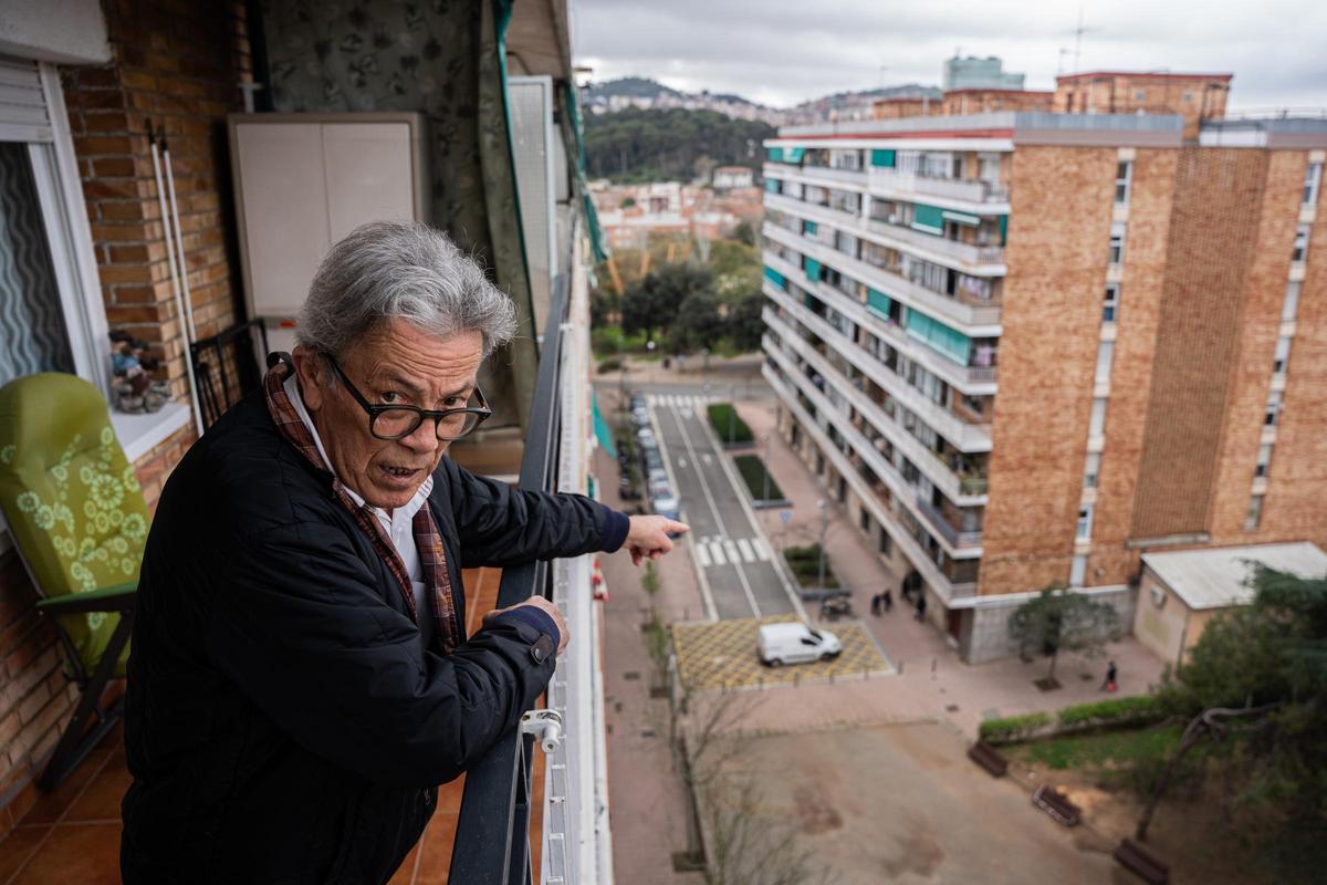 Guillermo Maestre señala desde el balcón el lugar donde se oyó una explosión que afectó a la instalación eléctrica el pasado fin de semana.