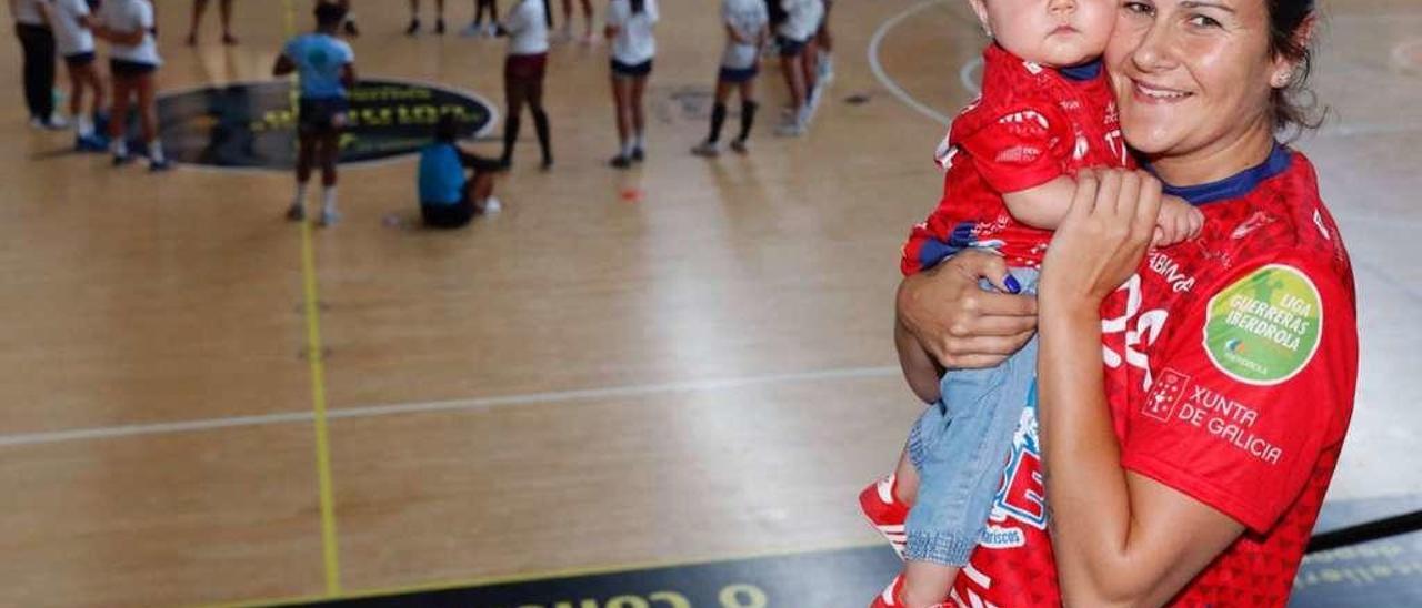 Andrea Dapena, con su hija Lola, ayer antes de empezar el entrenamiento. // José Lores