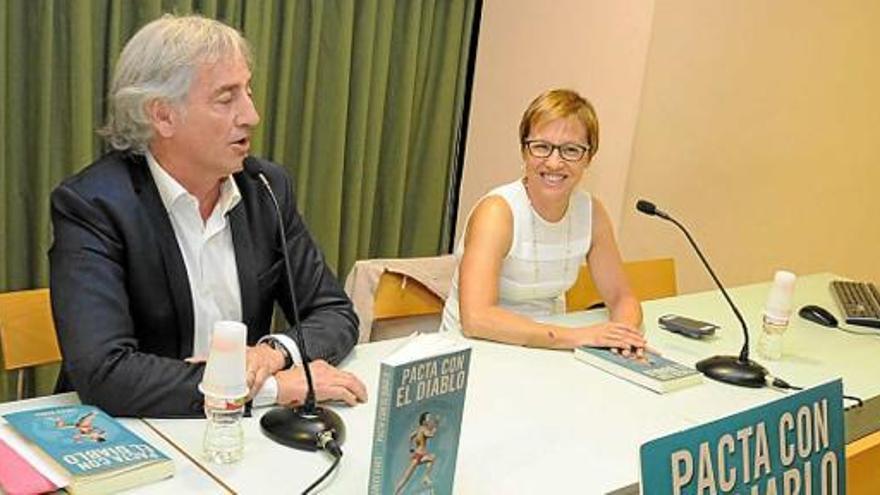 Loles Vives presenta el seu llibre envoltada d&#039;amics