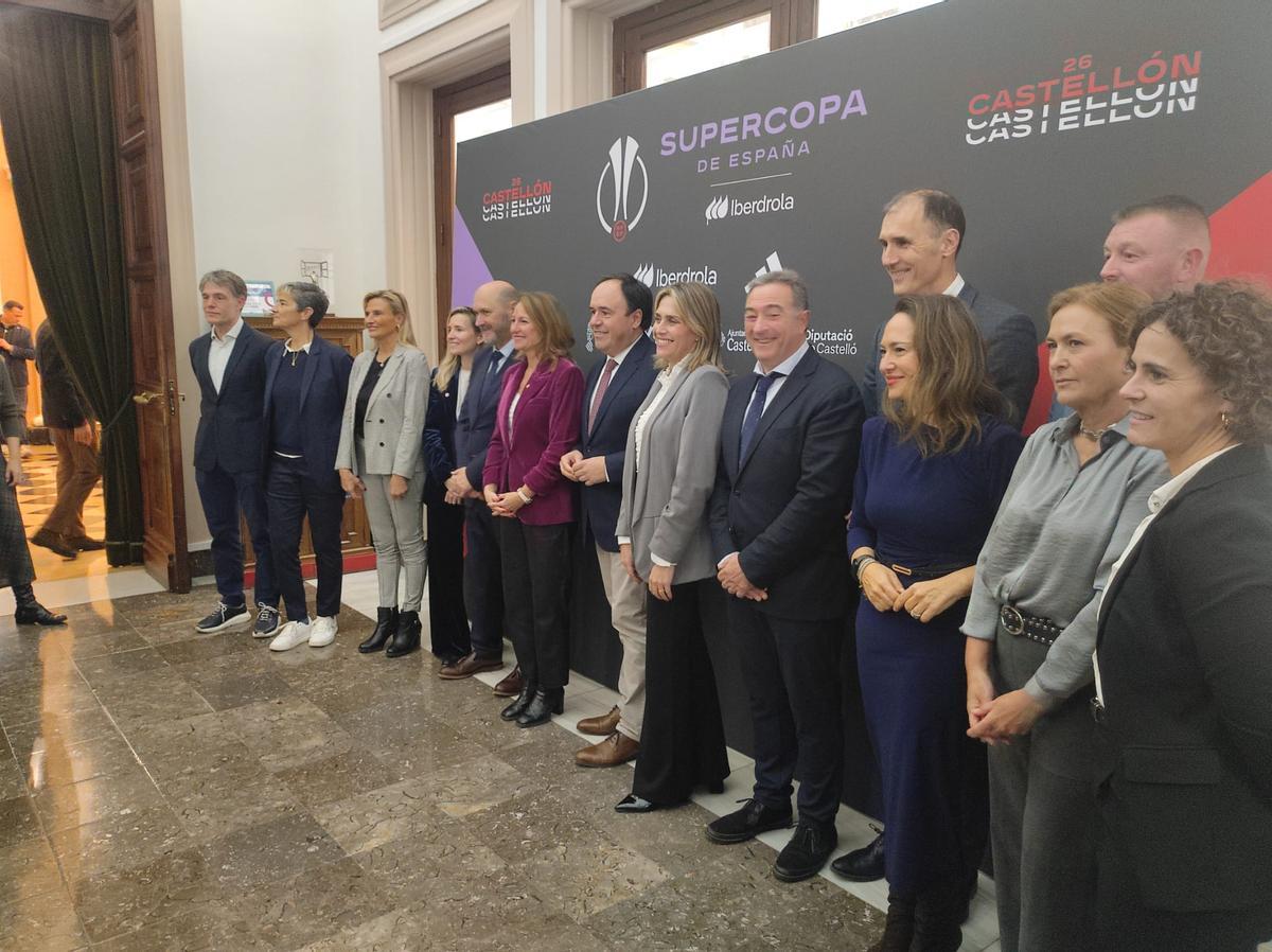 Imagen de las instituciones en la presentación de la Supercopa Femenina.