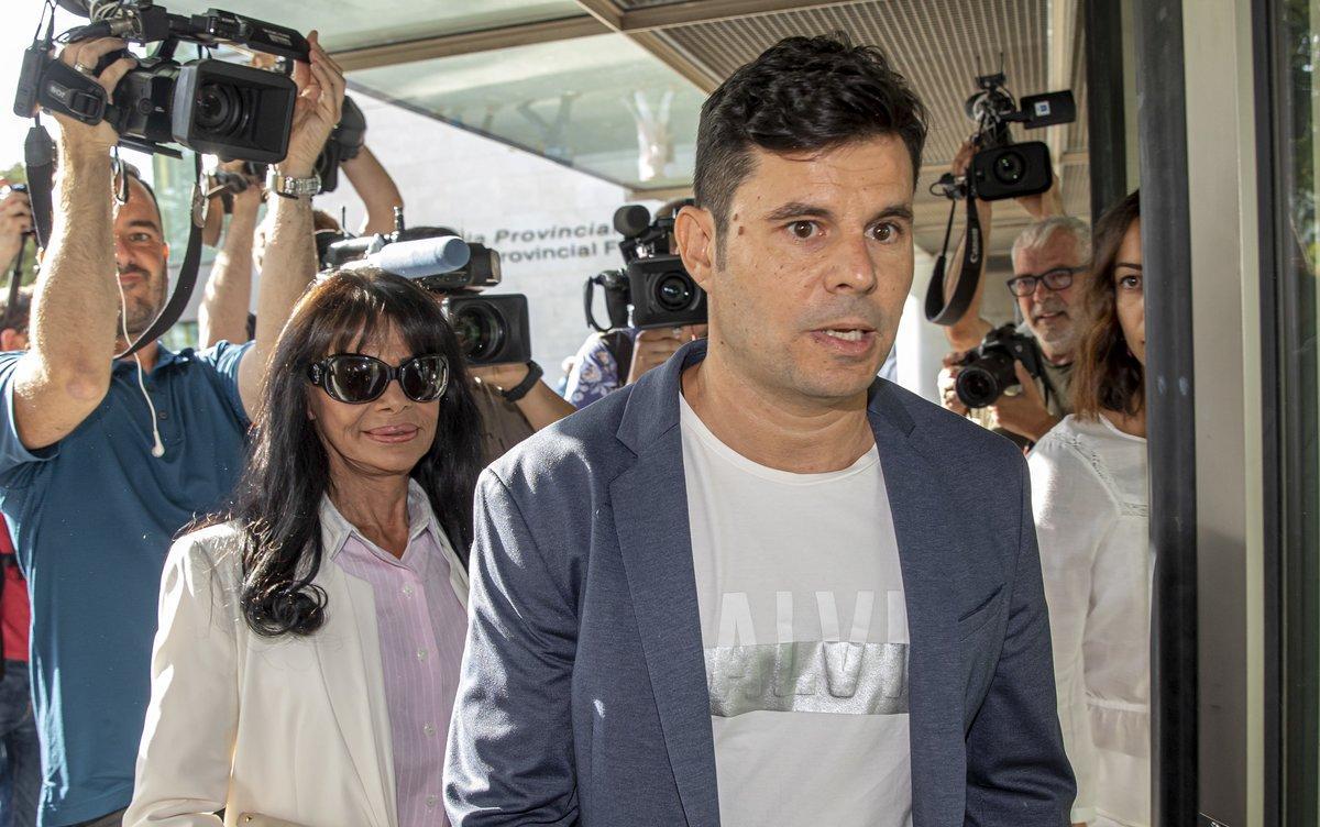 Javier Sánchez-Santos y su madre, antes de entrar en el juzgado el pasado jueves