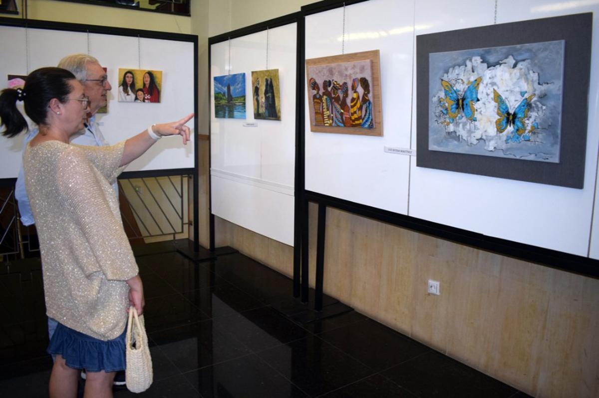 La exposición con las obras realizadas por los participantes en las clases de pintura del programa de envejecimiento activo.