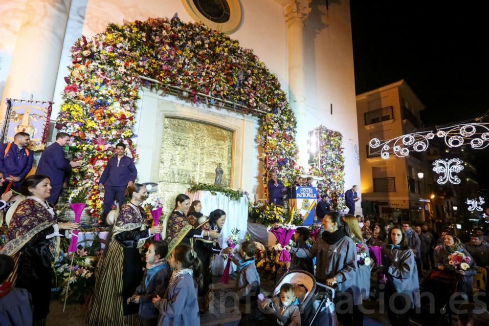 Festeros y devotos rinden culto a la patrona de Benidorm en la Ofrenda de Flores.