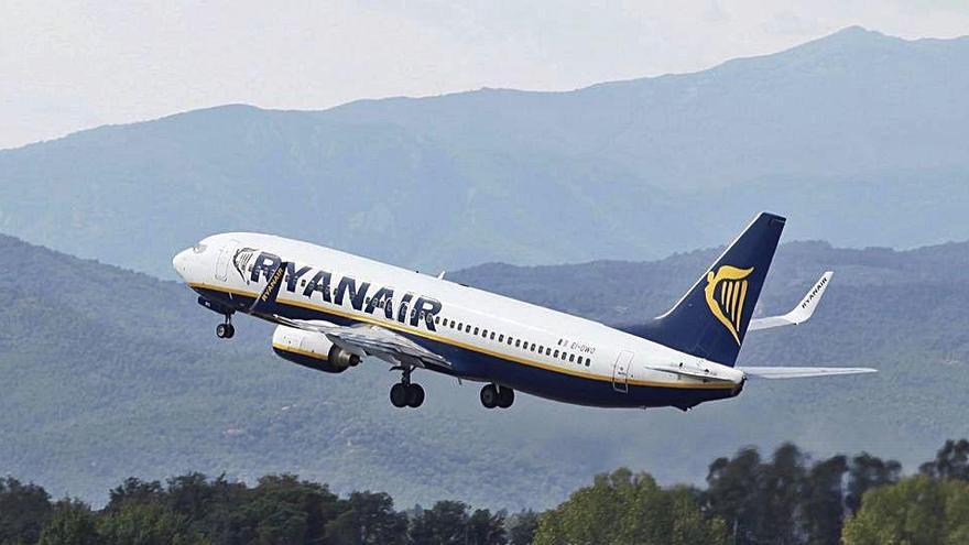 Un avió de Ryanair enlairant-se des de l&#039;aeroport de Girona, aquest estiu.