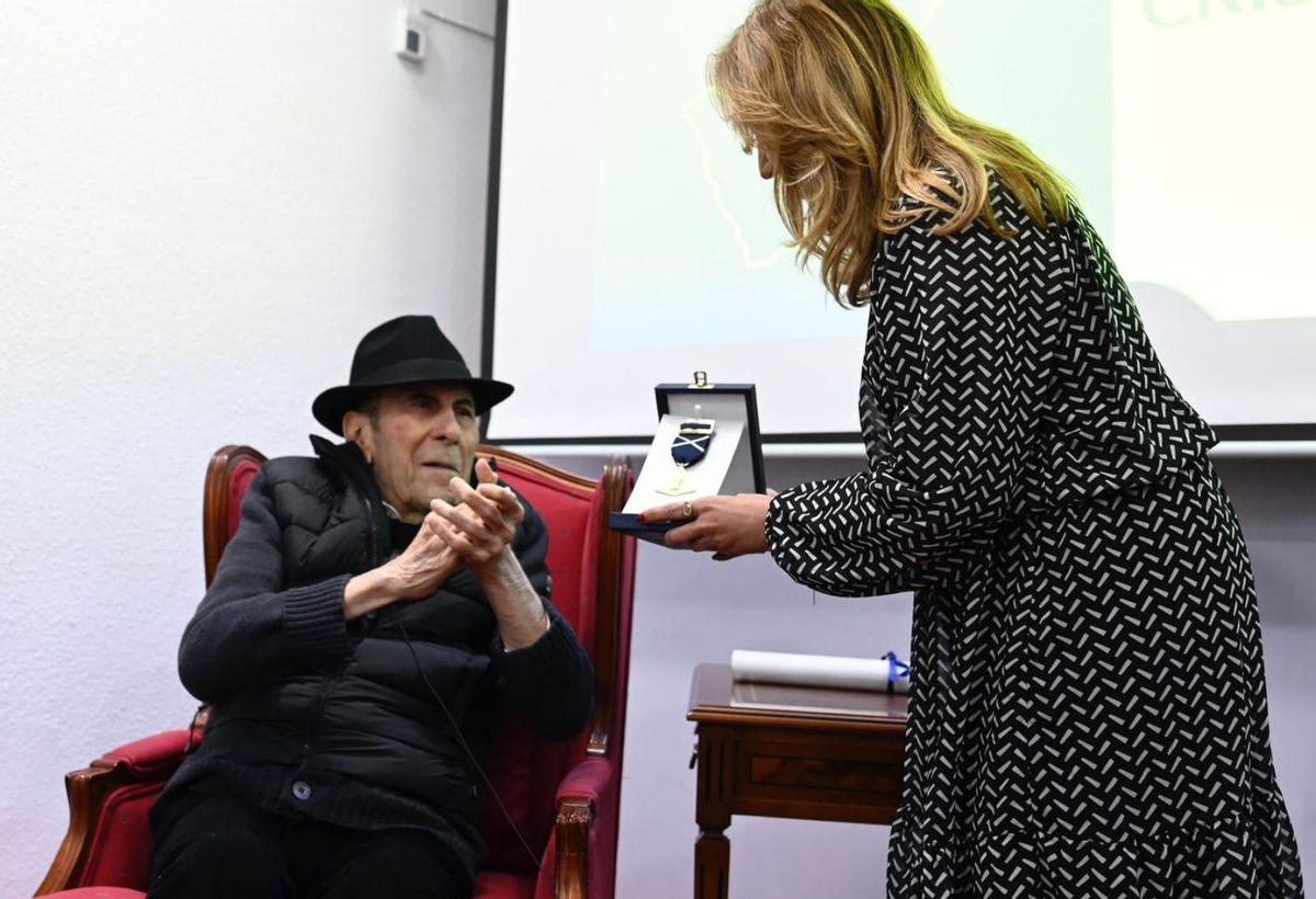 Cristino de Vera recibe la distinción de manos de la presidenta Rosa Dávila.  | EL DÍA