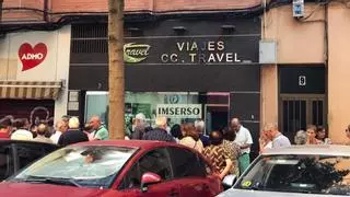 "Si no es Canarias, no voy": madrugón y colas en las agencias de Cáceres para conseguir una plaza del Imserso