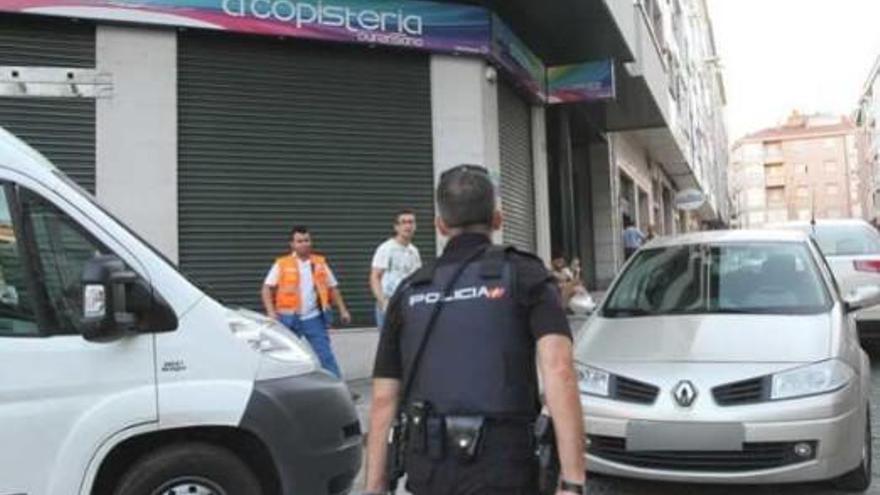 Policías y sanitarios, ayer en As Lagoas. // Iñaki Osorio