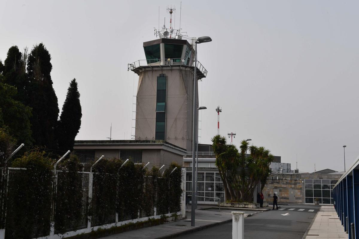 TORRE DE CONTROL DEL AEROPUERTO DE ALVEDRO ( A CORUÑA ). AERODROMO
