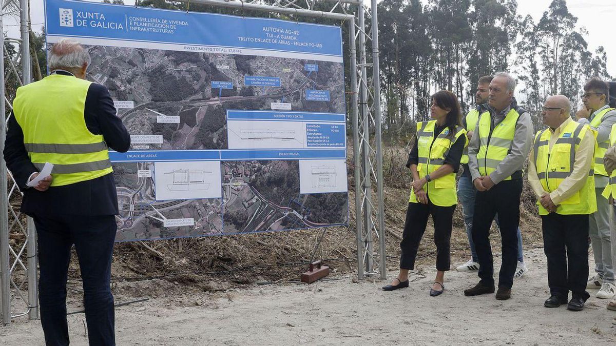 La conselleira María Martínez Allegue visitó las obras del nuevo tramo de la AG-42, ayer, en Tui.