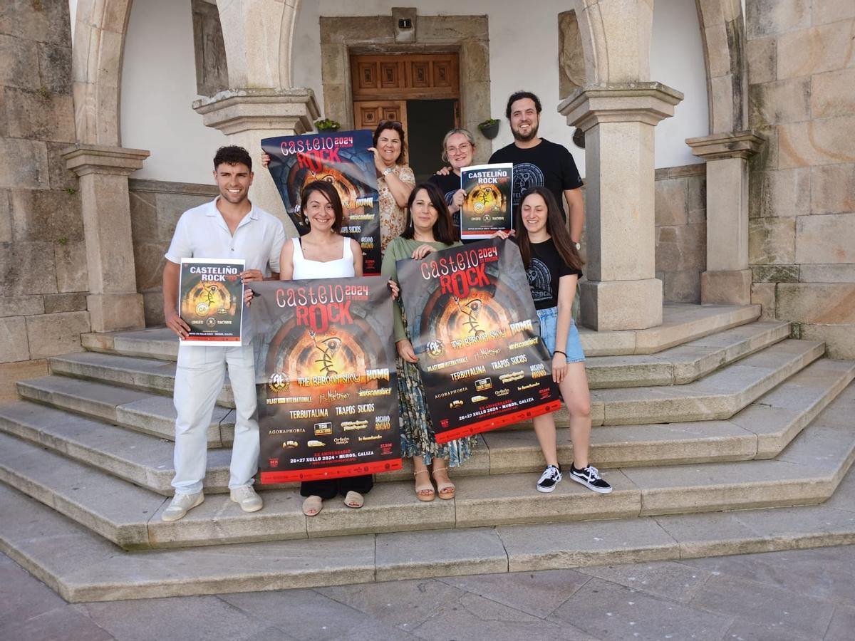 Por la izqda., detrás, la edil Caridad González, con Aldara Andrade y Ángel Vázquez, de la asociación Praia do Castelo; delante, Pablo Arca, de Mahou; María Lago, Natividad González e Irene Formoso, del colectivo