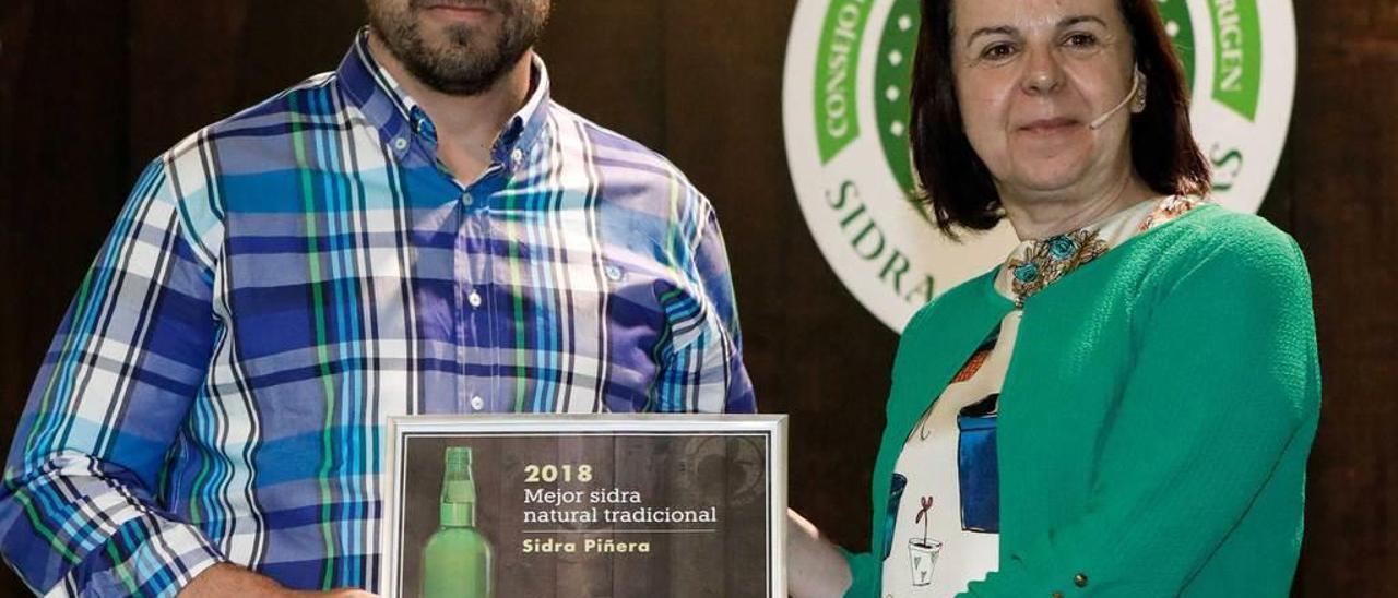 José Luis Piñera recibe el premio de &quot;Mejor sidra natural tradicional&quot; de manos de la consejera de Desarrollo Rural, María Jesús Álvarez.