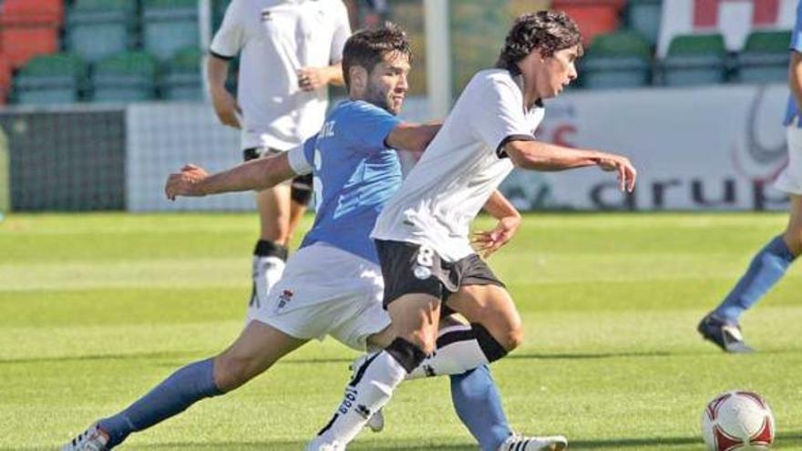 Aitor Sanz trata de cortar un avance del jugador del Salamanca Víctor. | lof