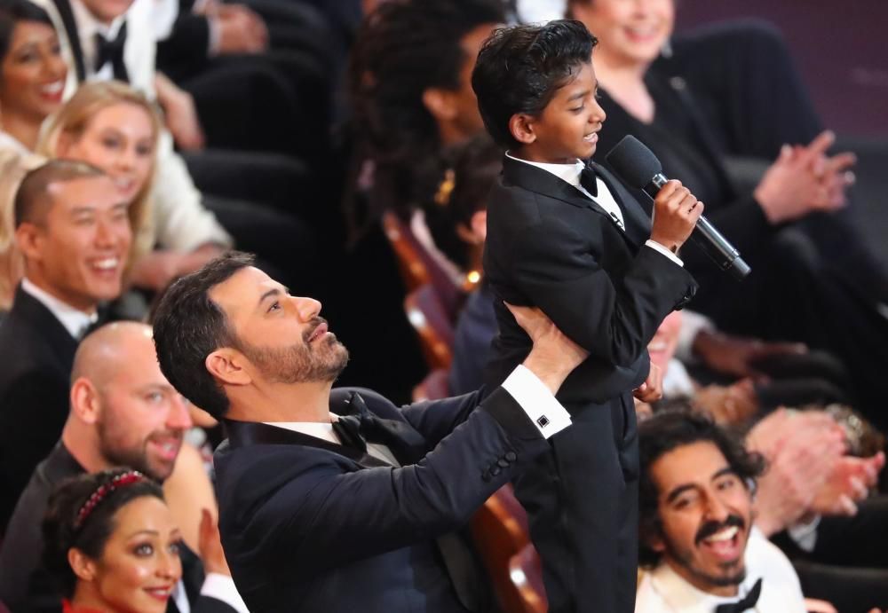 Jimmy Kimmel alza al pequeño actor de 'Lion' Sunny Pawar, con la música de la escena inicial de 'El rey león' sonando.
