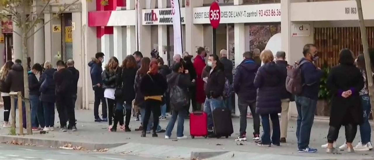 Largas colas en laboratorios de guardia de Barcelona para hacerse pruebas de covid.