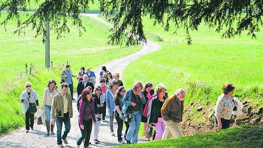 Los integrantes del club de lectura, ayer, durante la marcha por Arlós.