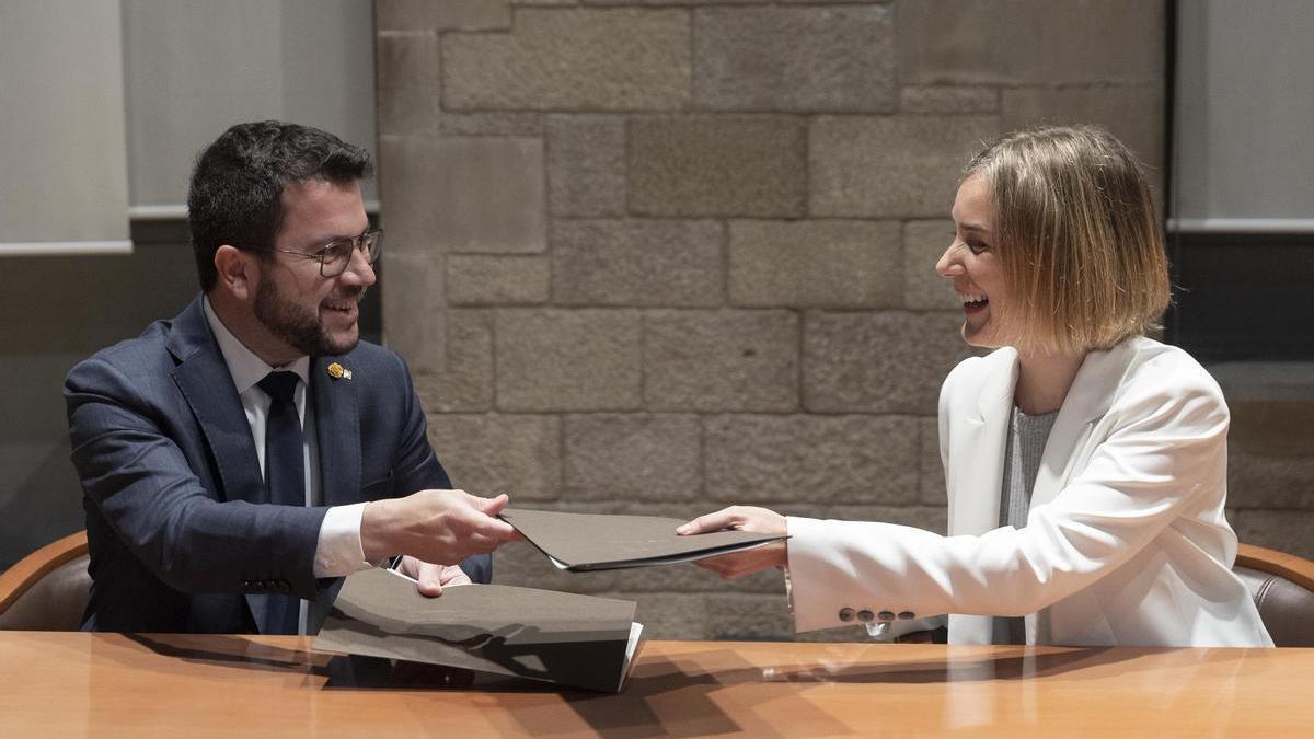 El president Pere Aragonès y la líder de los comunes en el Parlament, Jéssica Albiach, firmando el acuerdo de presupuestos.
