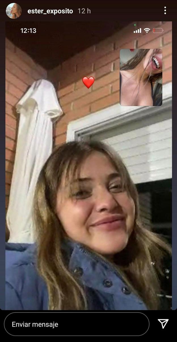 Ester Expósito habla con su amiga con la batería al límite