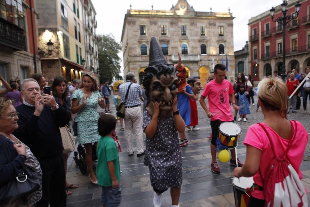 Cabezudos y batucada en Cimavilla, Gijón