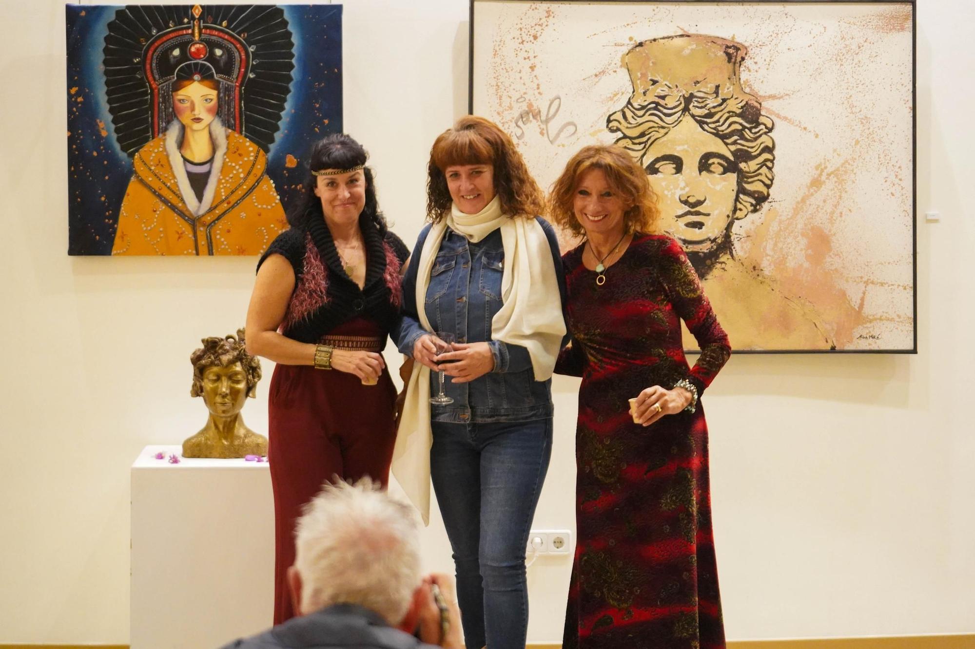 Todas las imágenes de la inauguración de la exposición 'Diosas' en el Club Diario de Ibiza