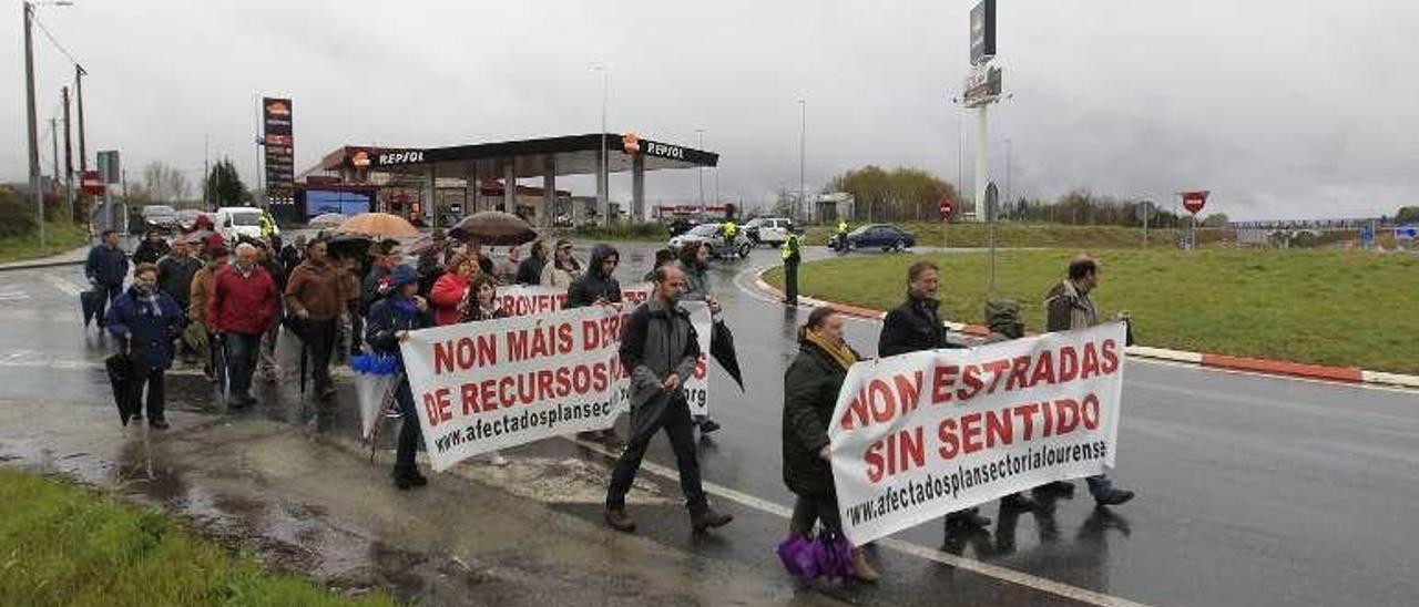 Decenas de personas participaron ayer en la protesta. // Jesús Regal