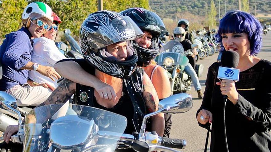La XI Concentración de Buitres Leonaos reúne a unas mil motos en Cáceres