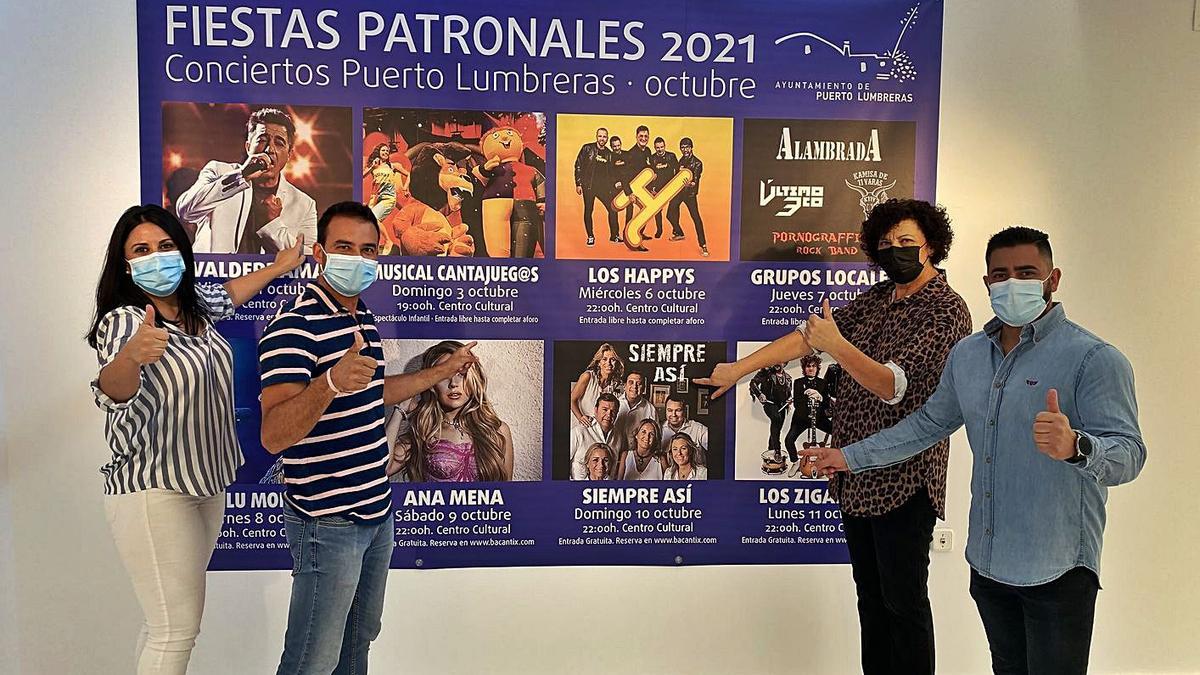 La alcaldesa y el concejal de Cultura presentaron ayer el cartel de las fiestas. | AYTO. PUERTO LUMBRERAS