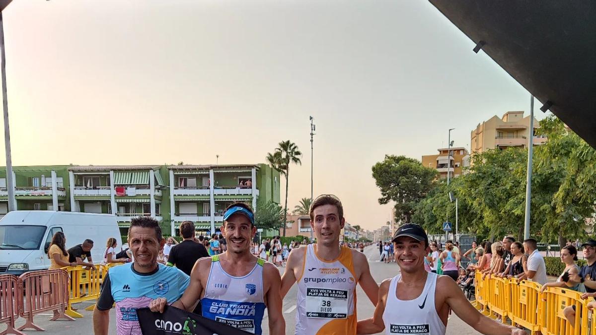 El podio masculino tras la carrera con un miembro de la organización