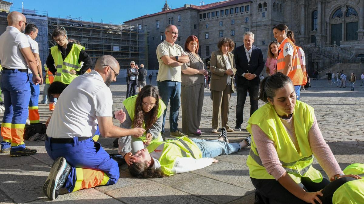 Caamaño, Sanmartín e membros da corporación de Santiago asistiron aos exercicios