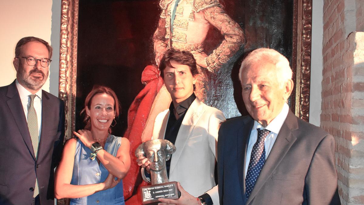 El torero peruano Roca Rey recoge el premio de mano de las autoridades presentes.