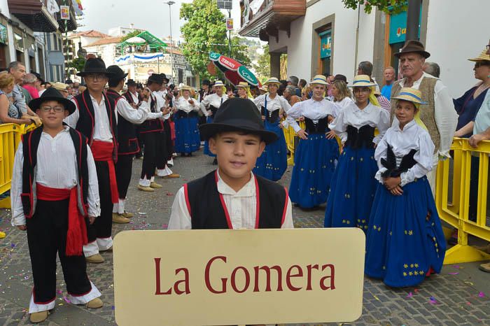 Carretas y grupos en la romería del Pino