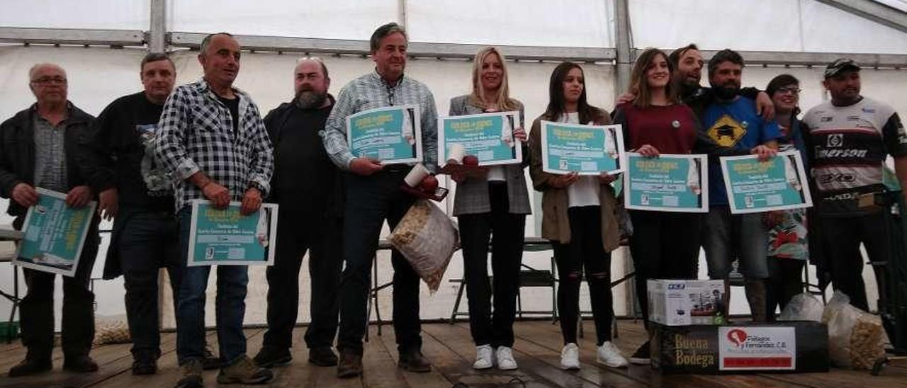 Foto de familia de los premiados en el certamen riosellano.