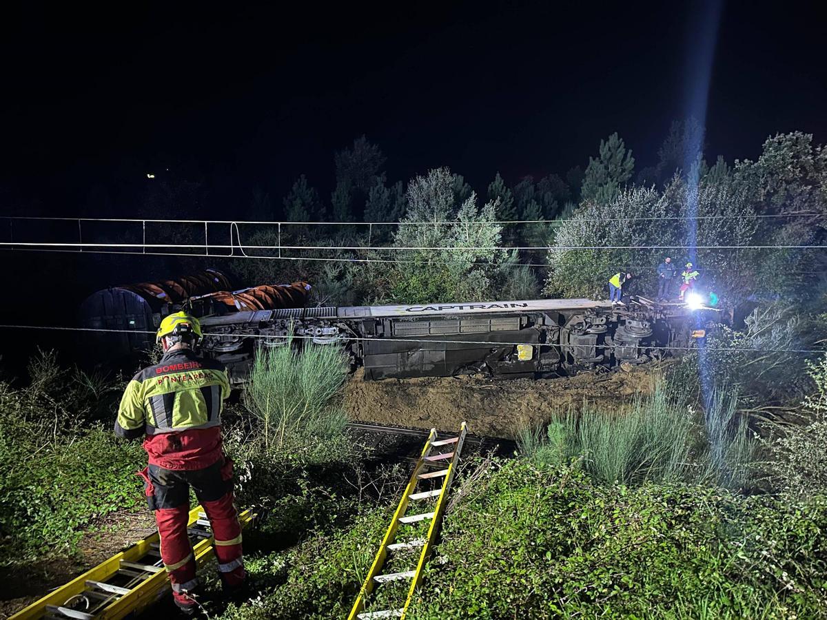 Descarrila un tren que transportaba bobinas de cobre en As Neves