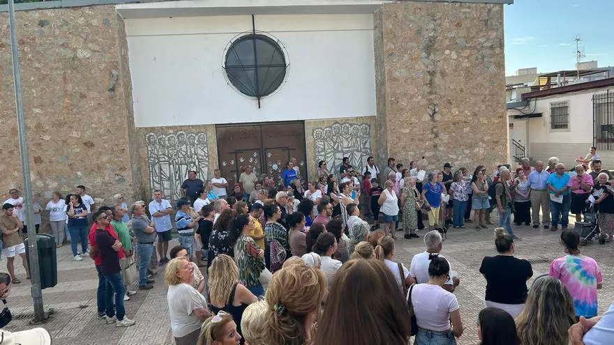 300 vecinos se manifiestan contra “el absoluto abandono” del barrio de Las 800 en Badajoz