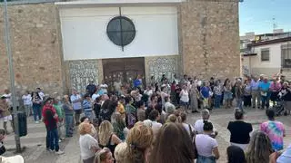 Mas de 300 vecinos se manifiestan contra "el absoluto abandono" de la barriada de Las 800 en Badajoz