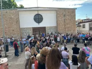300 vecinos se manifiestan contra “el absoluto abandono” del barrio de Las 800 en Badajoz