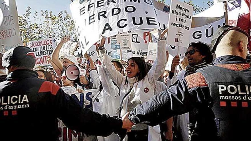 Protesta sanitaria ayer frente al Parlament de Cataluña.