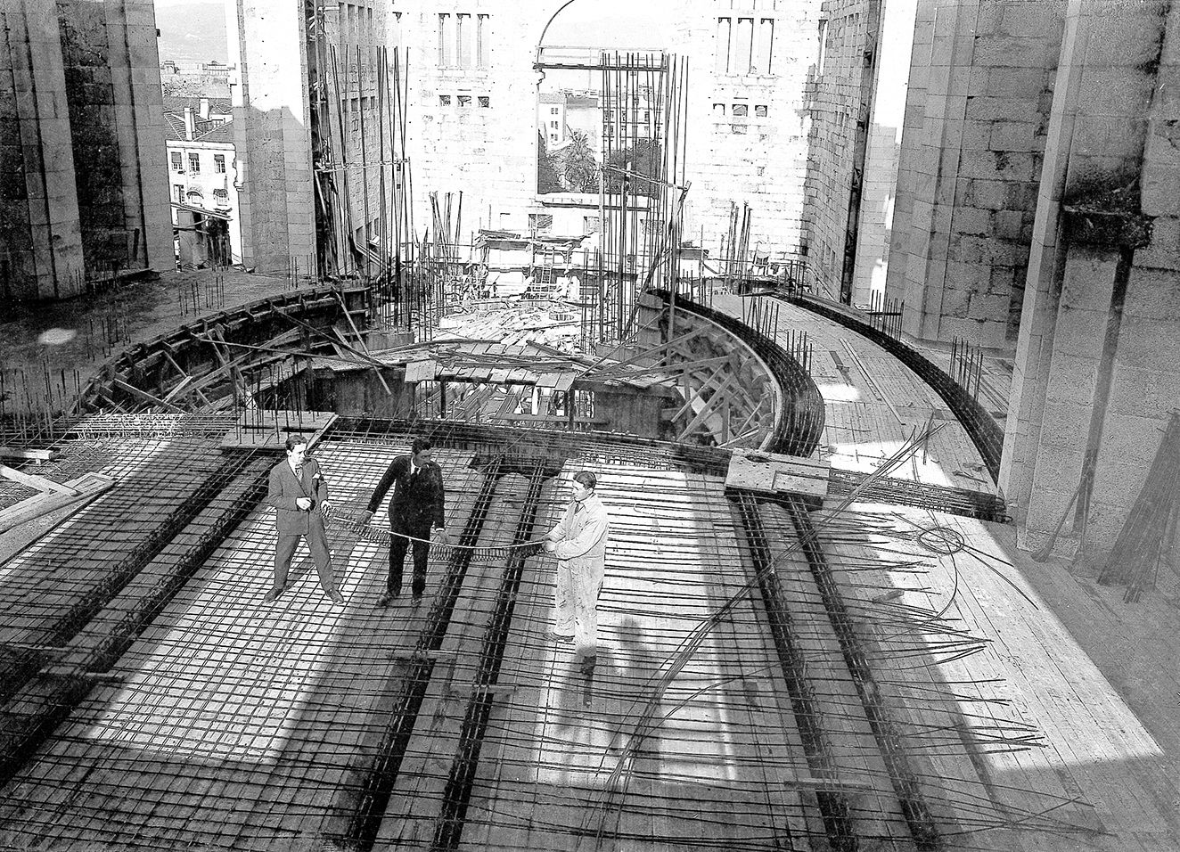 Imágenes de la construcción del teatro García Barbón, obras que se iniciaron en 1913 y concluyeron en 1927, siguiendo el proyecto del arquitecto Antonio Palacios.  Afundac ( (6).jpg