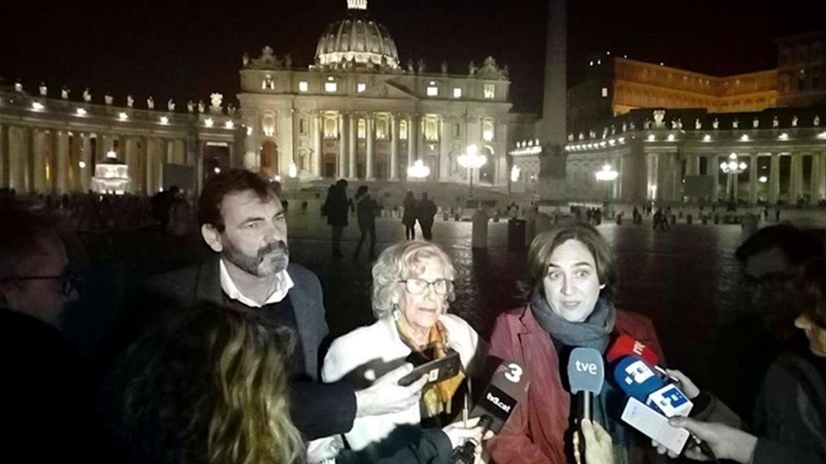 La alcaldesa de Barcelona, Ada Colau, se dirige a los medios tras la reunión con el Papa Francisco.