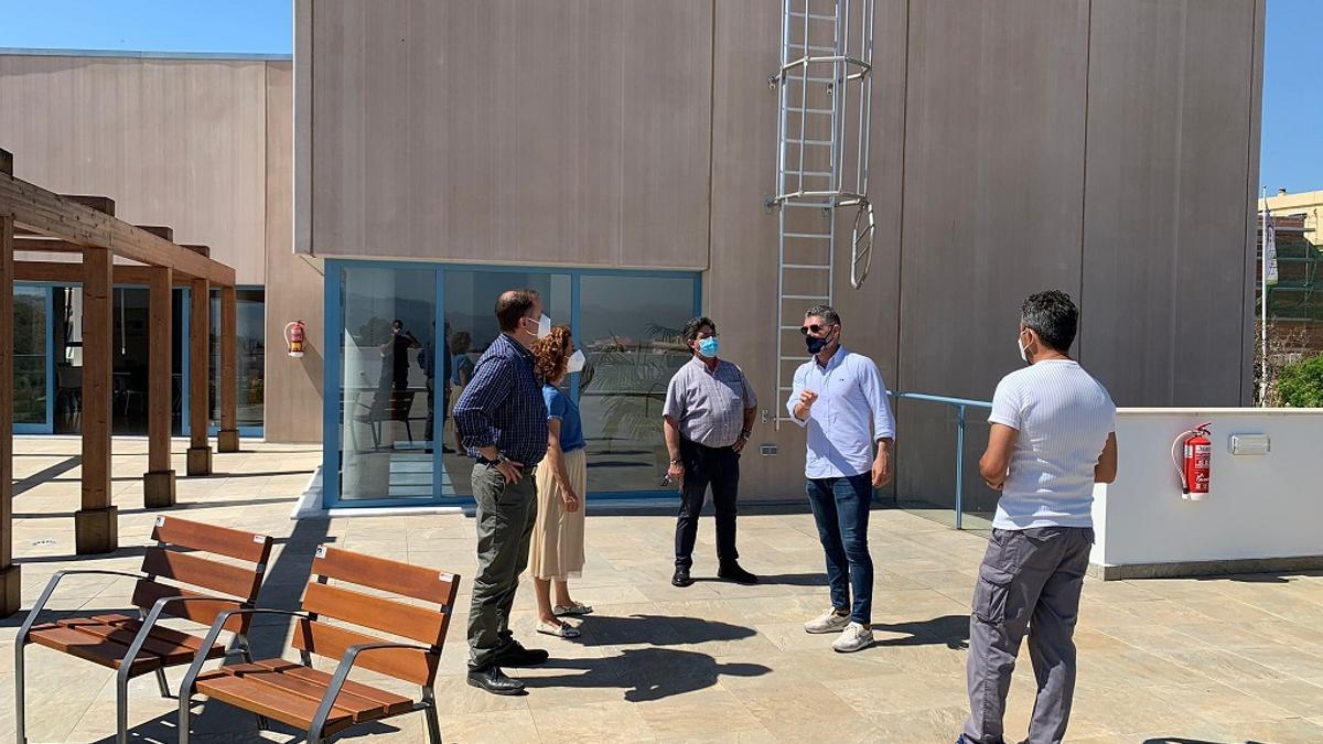 El concejal Prudencio J. Ruiz visita la azotea de la Biblioteca Municipal de Alhaurín para estudiar dónde colocar las placas.