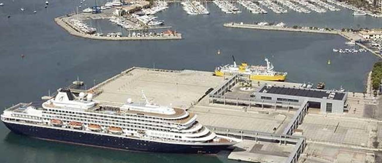 Imagen de la zona portuaria del puerto de AlcÃºdia, donde se desarrolla la actividad de carga y descarga de mercancÃ­as.