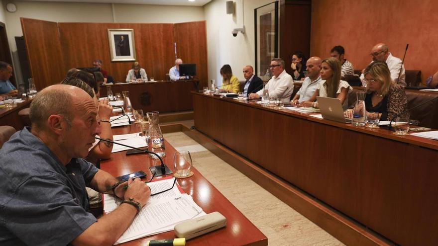 El Pleno de Avilés abre una negociación por el agua, moviliza 2,2 millones para vivienda y aplaza El Estrellín entre nuevos choques políticos