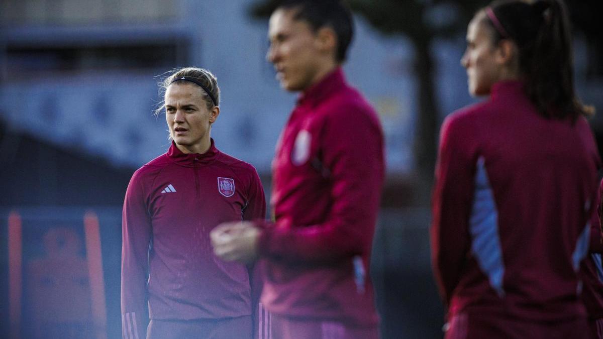 Irene Paredes, durante un entrenamiento con la selección española.