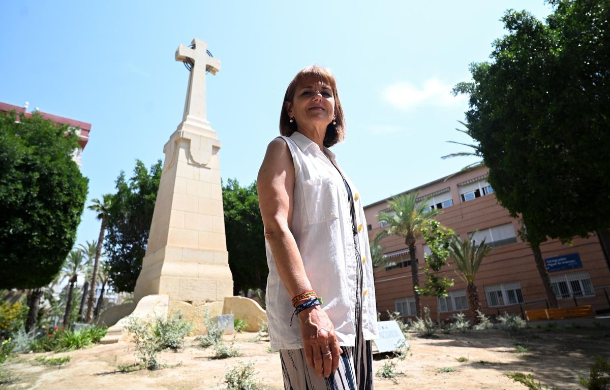 Aurora Rodil, junto a la cruz del Paseo de Germanías, tras la entrevista.