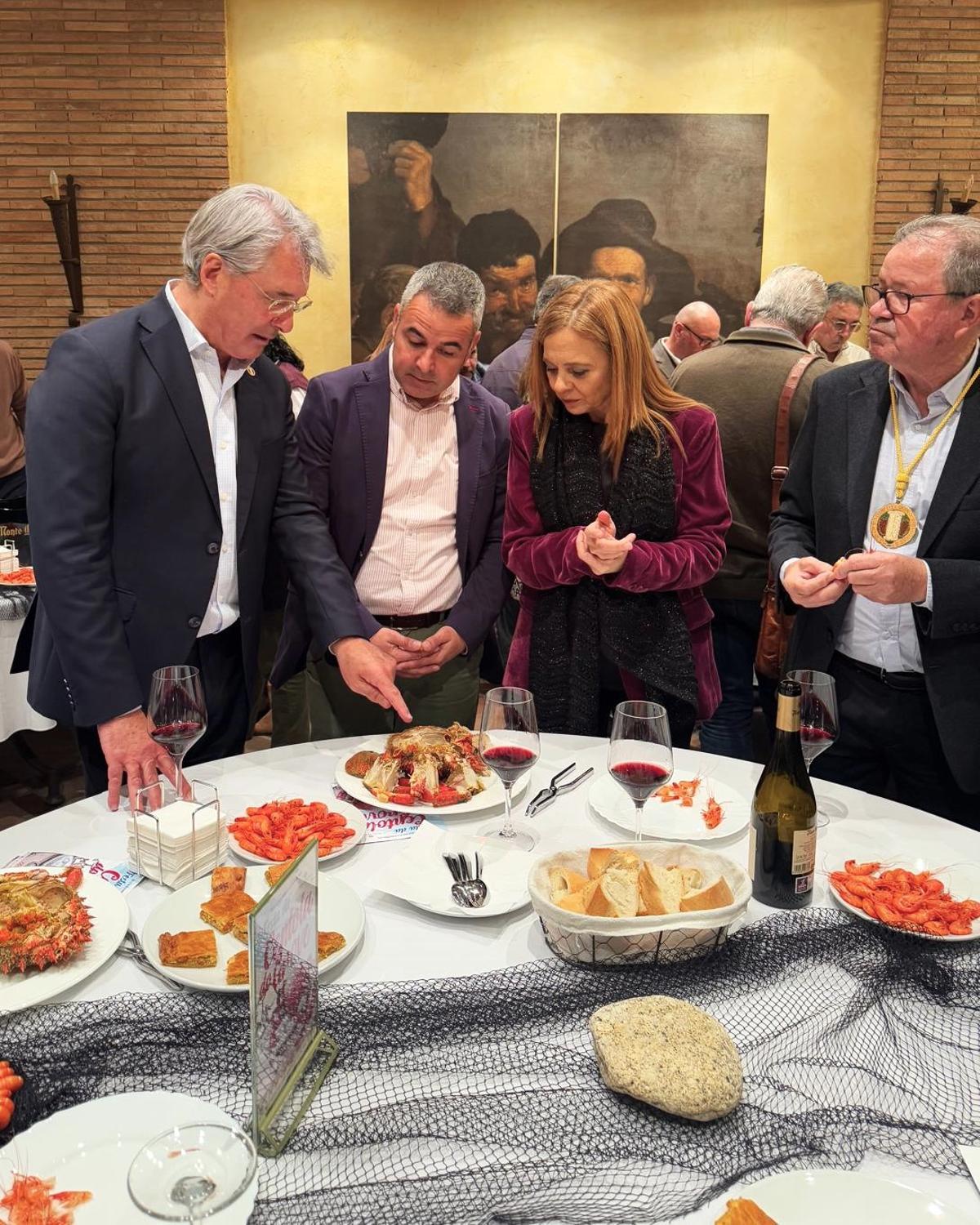 El alcalde de O Grove da explicaciones sobre las características y propiedades del centollo.