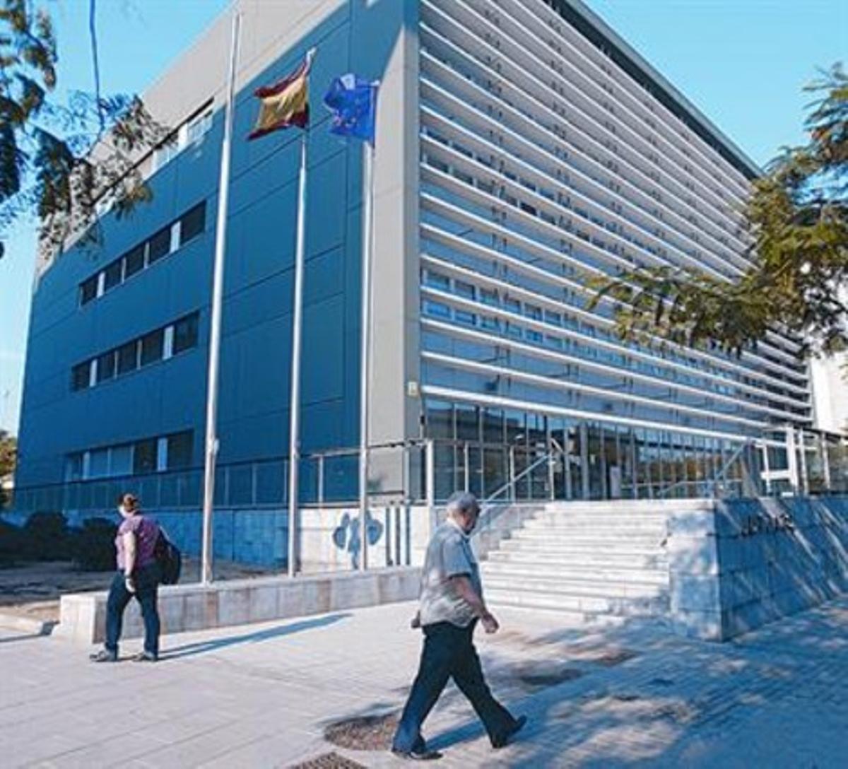 Edifici dels jutjats i el registre civil de Cornellà, ahir.