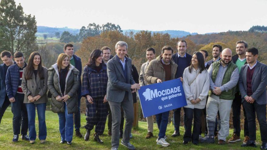 Rueda, con jóvenes alcaldes y otros cargos del partido.  | |  X. ÁLVAREZ