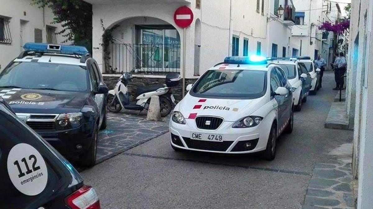 La Policia de Cadaqués i els Mossos en una actuació al municipi, en una foto d'arxiu