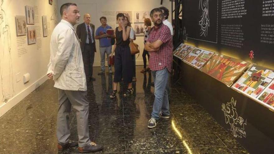 Miguelanxo Prado e Xulio Ferreiro, onte, na inauguración de &#039;Miguel en Cervantes&#039;.